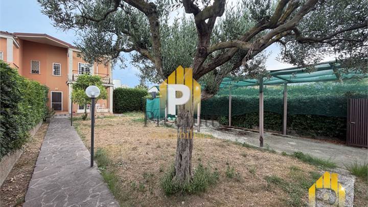 FREGENE VILLA SU TRE LIVELLI
