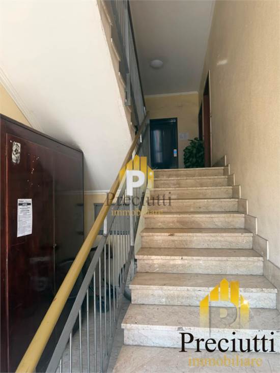 SCALA PRIMA DELL'ASCENSORE